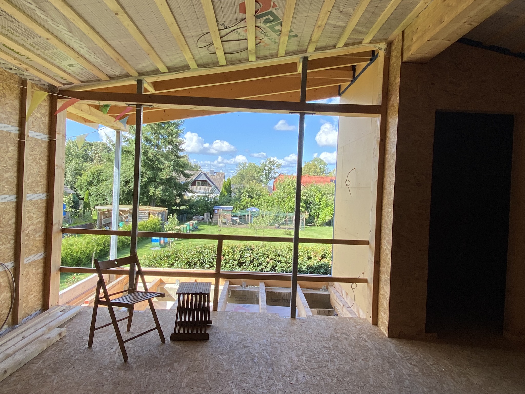 Das obere Stockwerk der Workshop-Scheune im Rohbau-Zustand: Blick in Richtung Norden ins Freie.